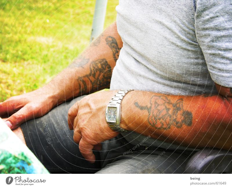 eine Woche später, eine Stunde früher, anderer Film Tattoo Bodybuilder Armbanduhr T-Shirt Mann nicht aufgemalt saftige wiese sitzen frisch gemähter rasen