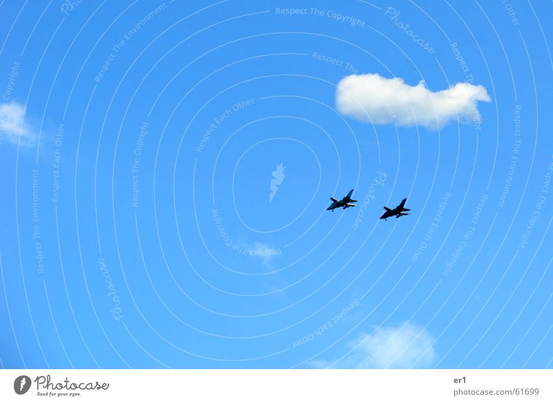 Kampfjet Wolken Angriff Flugzeug Geschwindigkeit Krieg Zerstörung Trauer Außenaufnahme Düsenflugzeug Himmel fliegen blau vor blauem hintergrund