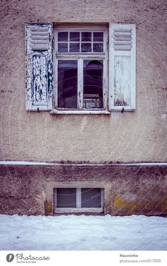 kaputtes Fenster Winter Schnee Haus Renovieren Architektur schlechtes Wetter Fürstenfeldbruck Stadt Gebäude Mauer Wand Fassade Stein Beton Holz Glas trist grau