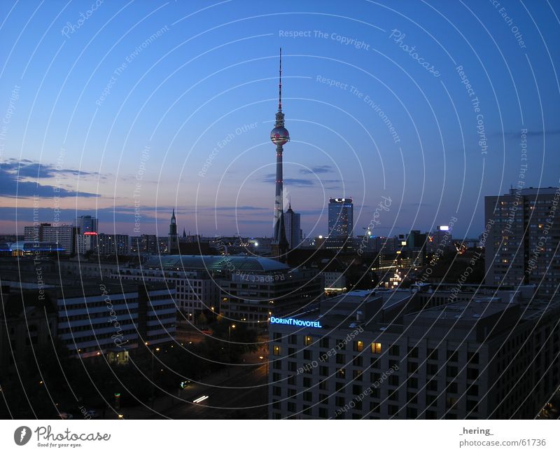 Abendstimmung Europa Alexanderplatz WM 2006 dunkel beruhigend Sonnenuntergang Außenaufnahme Langzeitbelichtung Nachtaufnahme Berlin Berliner Fernsehturm