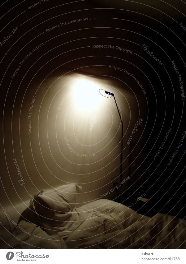 Schlafzimmer Licht Bett Bettwäsche Lampe Kissen unordentlich Innenaufnahme Schatten Kopfkissen