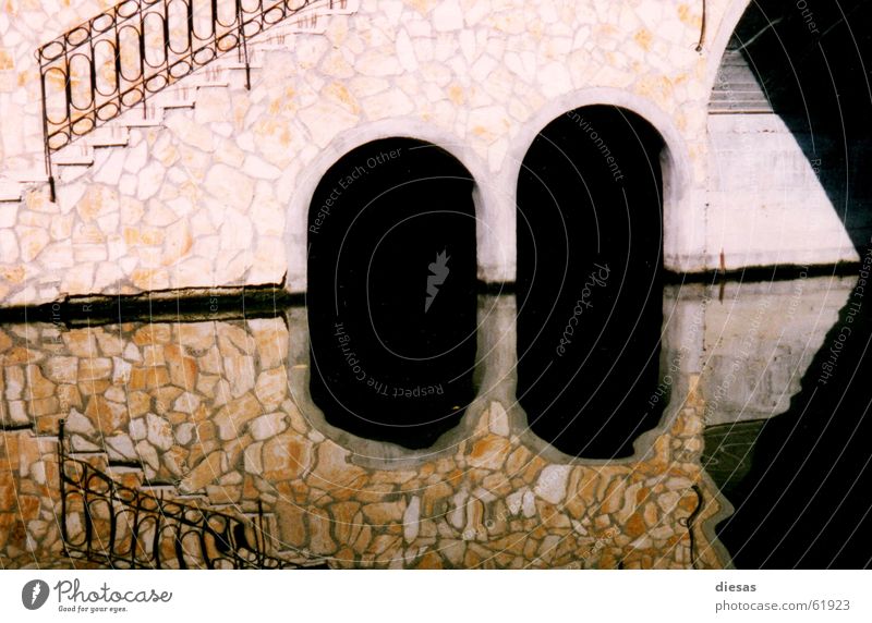 3Ecke Reflexion & Spiegelung Geometrie Abwasserkanal Fluss Brücke Wasser Treppe Bogen Schatten Küste Korfu Architektur