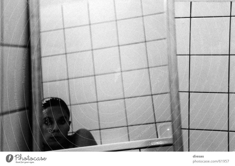 Eingeengt Spiegel Bad Badewanne Porträt Reflexion & Spiegelung baden badezimmer Haare & Frisuren Fliesen u. Kacheln