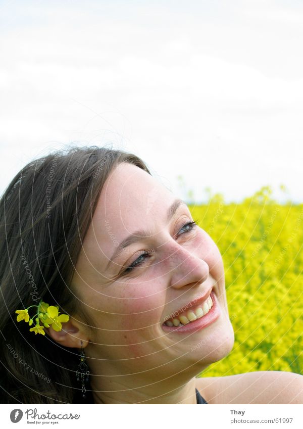 Blumenkind Raps Blumenwiese Feld gelb Porträt Außenaufnahme Frau brünett Glück lachen Freude