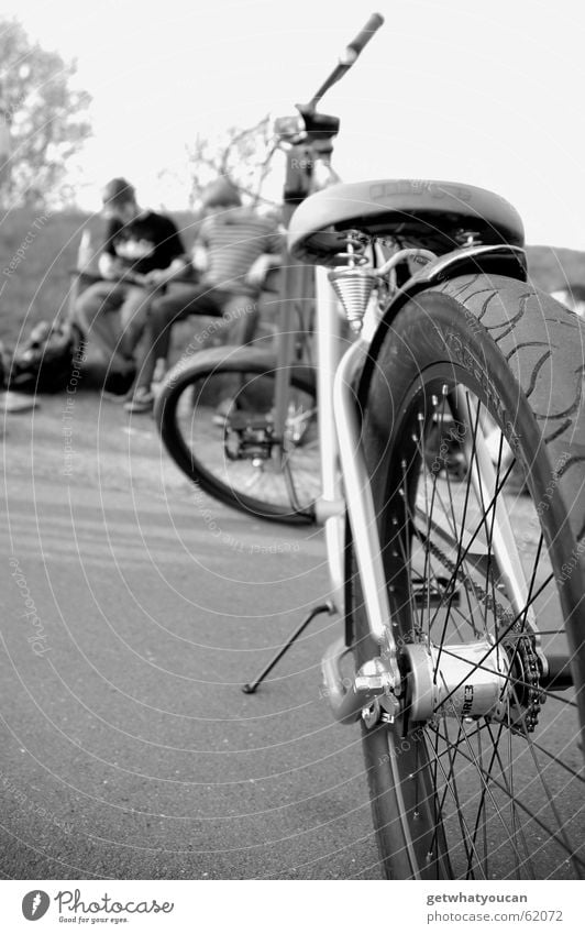 Kleine Pause Fahrrad Park ruhig Asphalt Heck Mann Erholung Feierabend Bank Abend Schwarzweißfoto Natur Fahrradsattel
