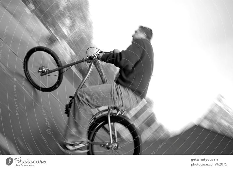 Zweckentfremdet 2 Fahrrad Sportpark ruhig Asphalt Mann Erholung Feierabend Geschwindigkeit Rampe Halfpipe Holz Unschärfe Abend Schwarzweißfoto Natur Freude