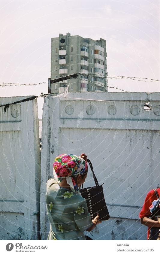 Kopftuch in Osch Stacheldraht Mauer Zaun Hochhaus Frau Tasche heben Stadt geschlossen Kirgisistan beklemmend eingeschlossen kyrgistan kirgistan Sowjetunion
