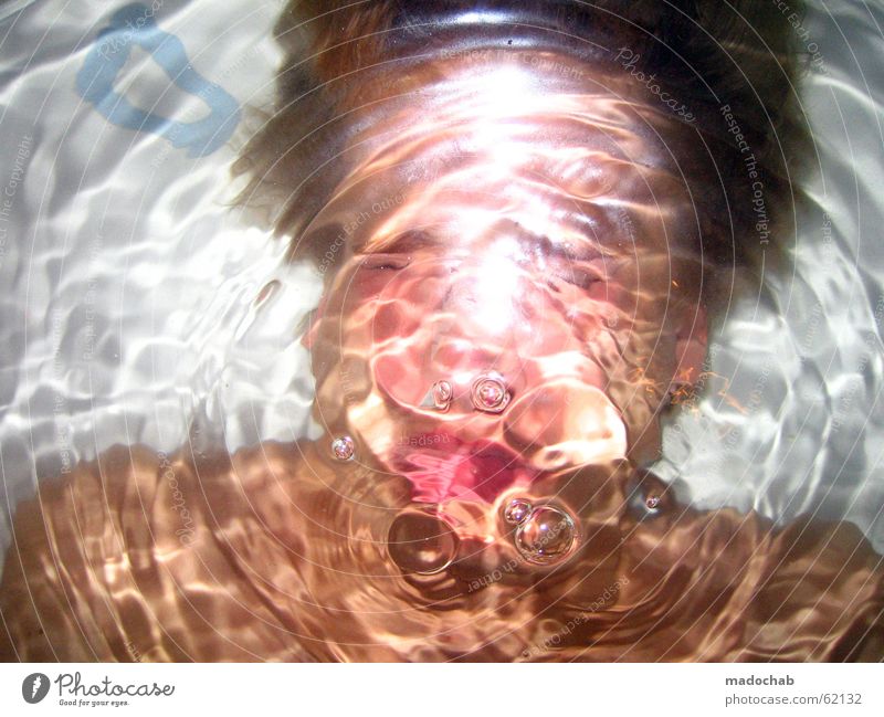 UNTER WASSER - Portrait tauchen ertrinken ersticken Glück Leben Schwimmen & Baden Badewanne Mensch Mann Erwachsene Wasser Trauer Verzweiflung Wasseroberfläche