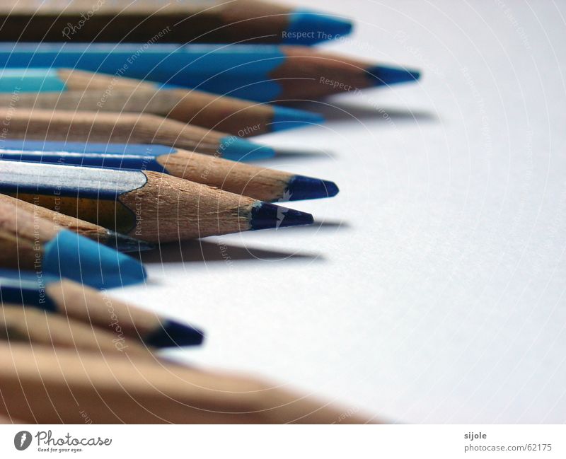 BLAU Schreibstift Holz dunkel weiß Kunst Papier gespitzt Ordnung kalt himmelblau azurblau hell-blau holzmalfarben Farbe streichen zeichnen Spitze ungespitzt