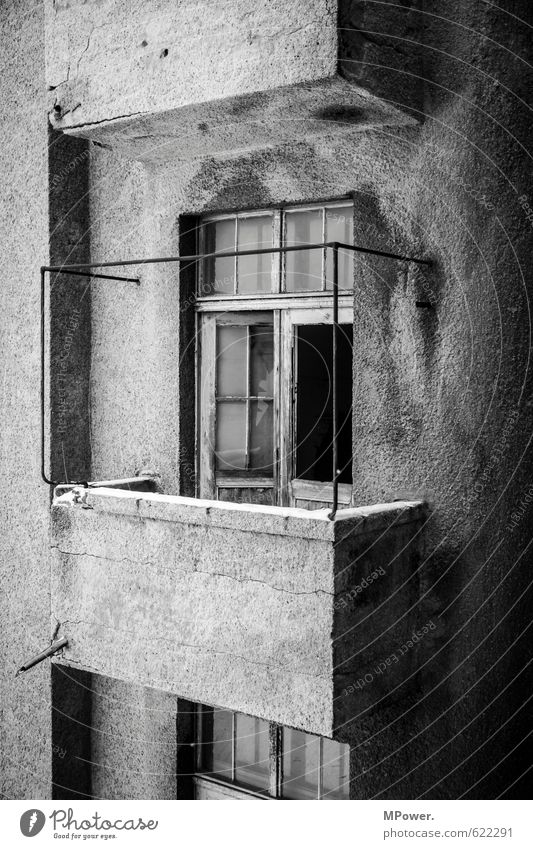 der verfall Stadtzentrum Altstadt Menschenleer Haus Hochhaus Gebäude Architektur Mauer Wand Balkon Terrasse Fenster Tür Dachrinne alt außergewöhnlich dreckig