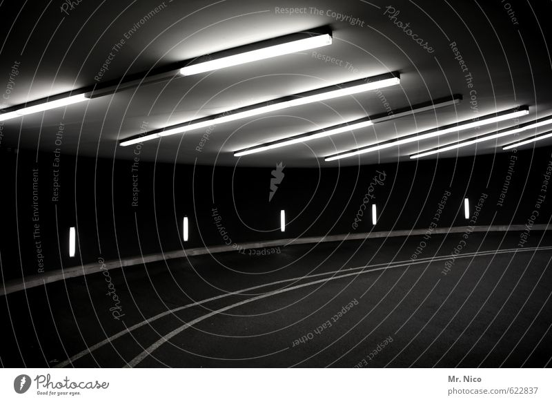 dunkelkammer Stadt Tunnel Parkhaus Bauwerk Gebäude Verkehr Wege & Pfade Neonlampe Beleuchtung Kurve Untergrund Garage parken Linie Betonbauweise