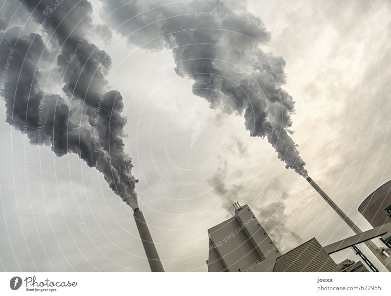 Doppelrohrauspuffanlage Energiewirtschaft Kohlekraftwerk Industrie Umwelt Himmel Wolken Klima schlechtes Wetter Rauchen hässlich Stadt grau schwarz weiß