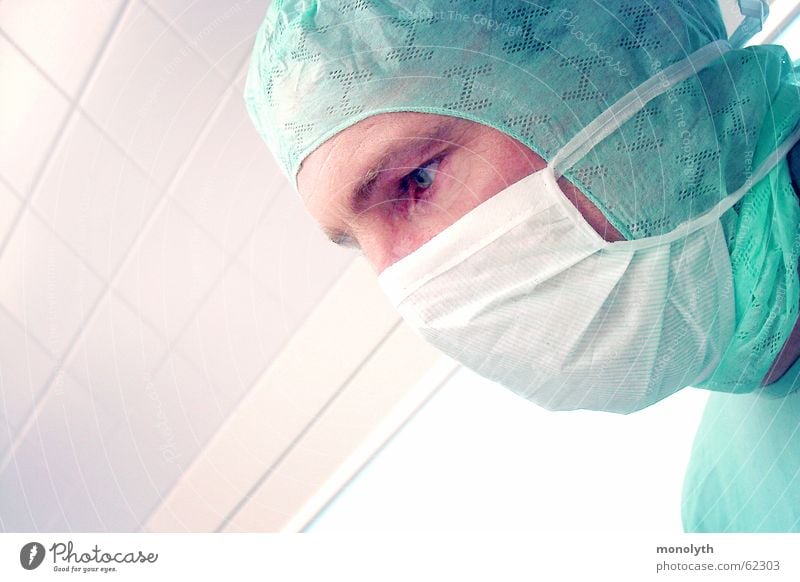 Im OP Arzt Mundschutz Chirurg Operation Niere Gesundheitswesen Hoffnung op-haube organspende gott in weiß unbehagen ärztepfusch
