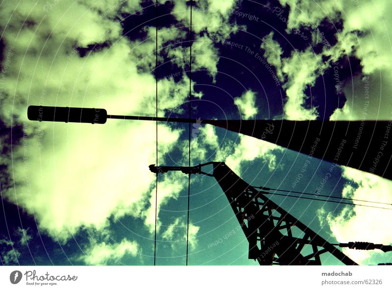 ENERGIE | wolken strom laterne himmel grafik style gleise Wolken Bahnanlage Eisenbahn parallel Froschperspektive Ferne dramatisch bedrohlich schlechtes Wetter