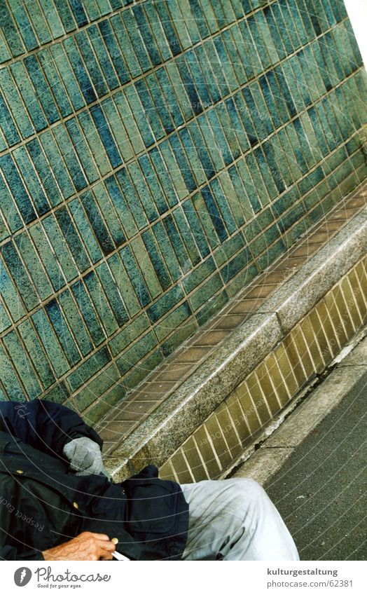 Rauchender Obdachloser in Tokio, Japan Tokyo Trauer Gleise kalt Einsamkeit Zigarette Mann leer Jacke warten Traurigkeit Fliesen u. Kacheln Straße