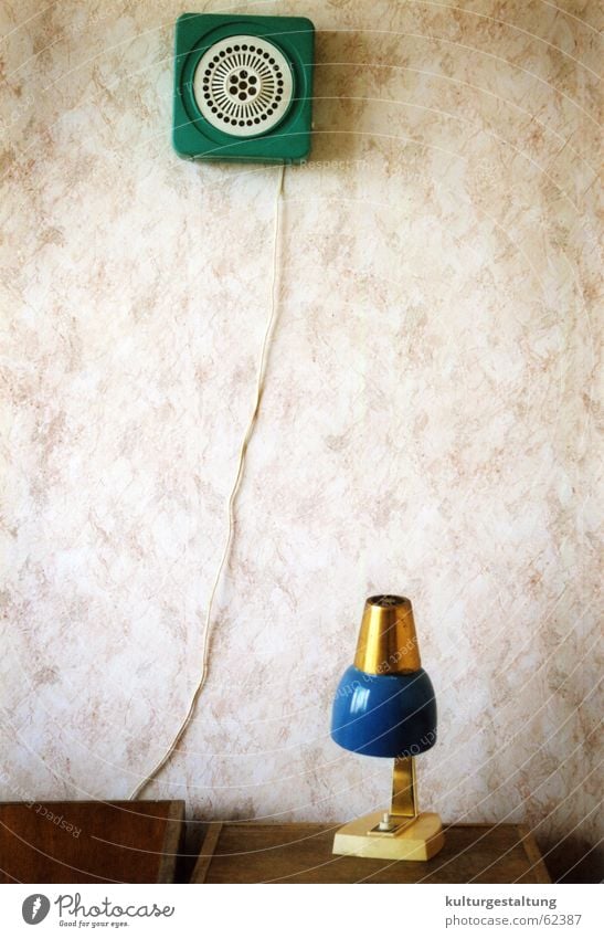 Nachttischlampe und Ventilator in einem russischen Hotelzimmer Tapete Holz Humor grün Einsamkeit leer Schlafzimmer Osten Osteuropa Stillleben nachttischlampe