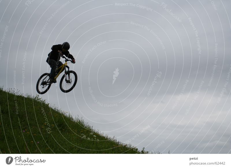 Schöner als fliegen... Freude Freiheit Fahrrad Luft Himmel Wolken schlechtes Wetter Wind Wiese Helm springen Geschwindigkeit Mut Konzentration Mountainbike