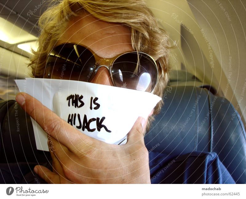 HIJACK ME | terrorist self entführung spass flugzeug passagier Flugzeug Entführung Sonnenbrille Mensch Porträt blond Typographie Lifestyle Terror Einsamkeit