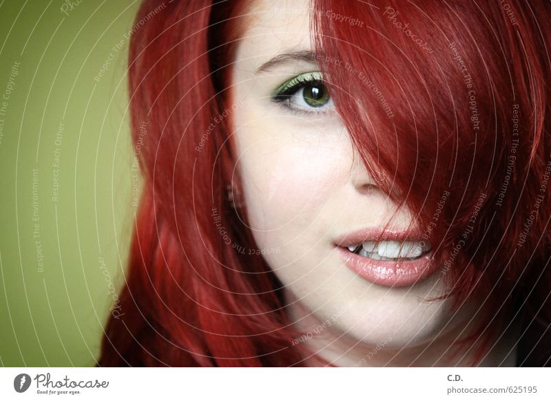 Sandra Junge Frau Jugendliche Kopf Gesicht 18-30 Jahre Erwachsene Haare & Frisuren rothaarig langhaarig Lächeln Fröhlichkeit positiv grün Neugier rot-grün