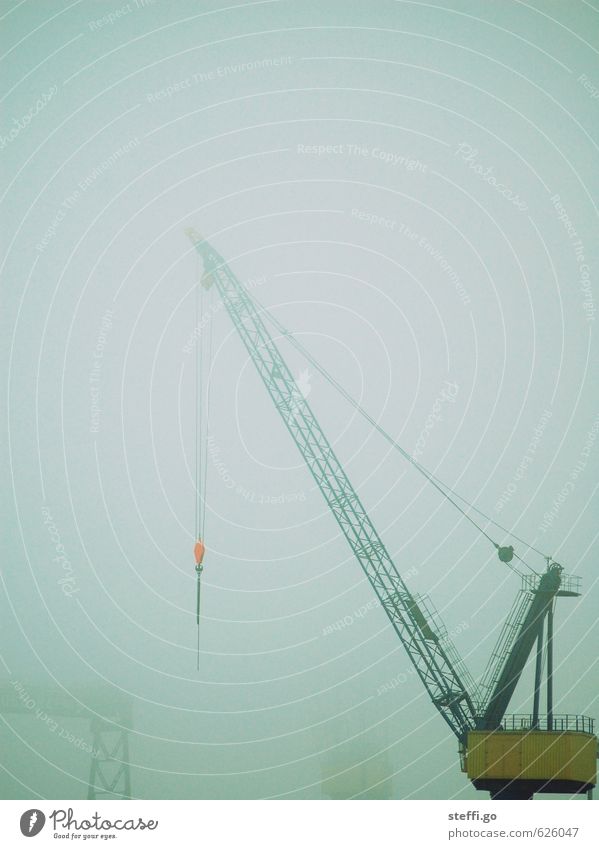 benebelter Kran schlechtes Wetter Nebel Regen Hamburg Menschenleer Industrieanlage Güterverkehr & Logistik Hafen bedrohlich dunkel Hafenkran stark