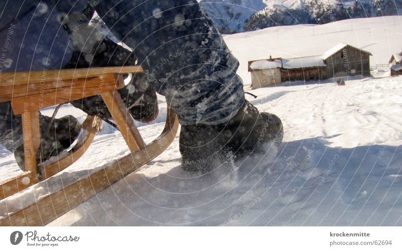 knirschende Kufen Rodeln Eile Wintersport Schweiz Beschleunigung Geschwindigkeit berghaus davoser Schnee Freude Bremse Talfahrt Bauernhof Abfahrt Außenaufnahme