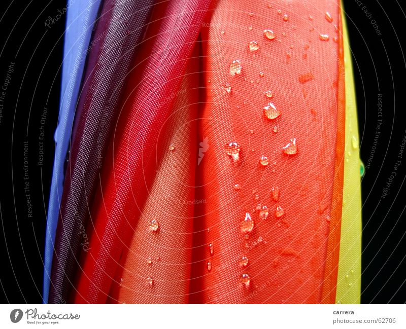 Sauwetter Regen Regenschirm rot nass mehrfarbig Textilien Stoff orange Wasser Wassertropfen Wetter