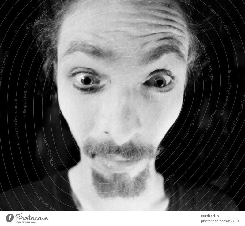 Erstaunen oder Skepsis? erstaunt skeptisch Grimasse Porträt authentisch Bart Oberlippenbart Kinnbart Gesicht Auge Nase Mund Männergesicht Männerauge Stirnfalte