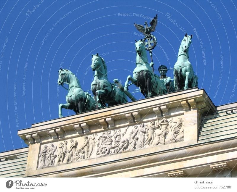 Viergespann. Pferd Relief Unter den Linden Pariser Platz Europa Pferdekutsche Adler Bronze grün Wahrzeichen Kunst Himmel Brandenburger Tor Deutschland Berlin