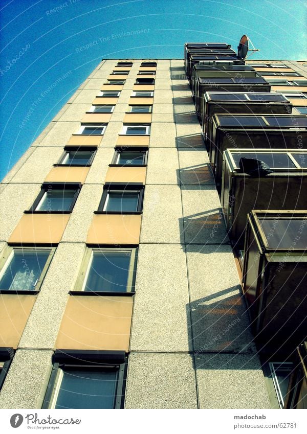 EMPFANG Hochhaus Haus Gebäude Wohnung einrichten Raum klein groß Macht Licht Himmel perspektivlos alternativ Balkon Fenster Zusammensein