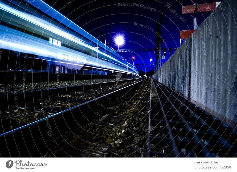 Nachtzug. Eisenbahn Langzeitbelichtung Geschwindigkeit Licht lang Beleuchtung blau bigway