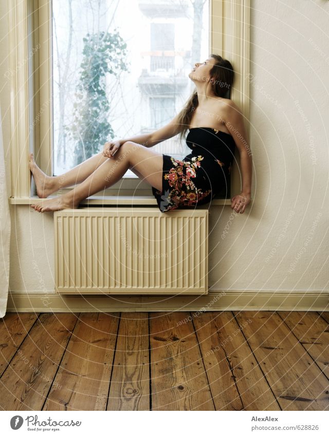 himmlisch Junge Frau Jugendliche Körper Beine Fuß 18-30 Jahre Erwachsene Wohnzimmer Dielenboden Fensterscheibe Kleid Barfuß blond langhaarig beobachten sitzen
