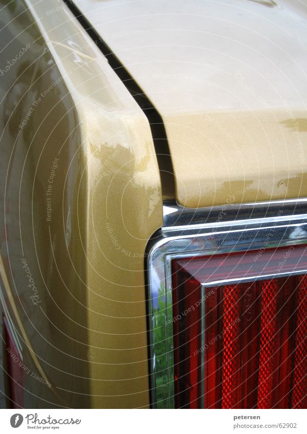 Geometrischer Autobau Chrom rot Blech Oldtimer Youngtimer KFZ Heck Rücklicht Kofferraum Siebziger Jahre ford gold PKW Spalte