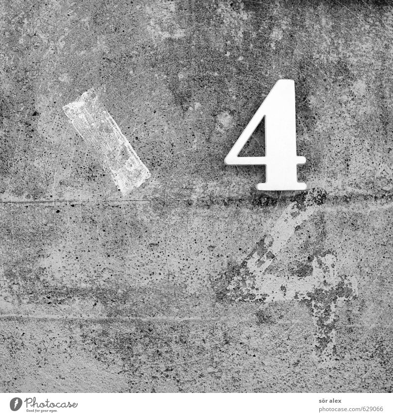 \44 Bauwerk Betonmauer Hausnummer Mauer Wand Stein Kunststoff Zeichen Ziffern & Zahlen Schilder & Markierungen weiß grau Fassade Schwarzweißfoto Außenaufnahme
