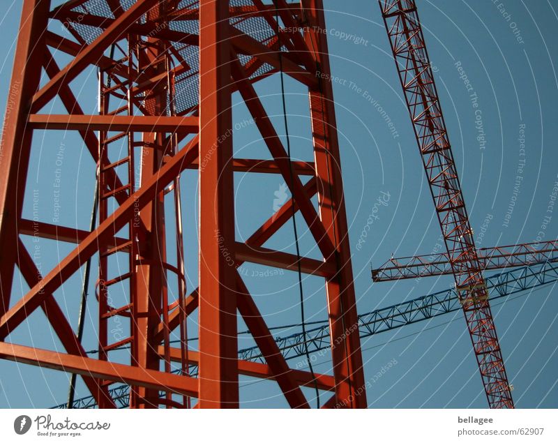 kran-ich-mag Baukran Kran kreuzen bewegungslos Stabilität Stahl Konstruktion Zickzack Baugerüst Niveau Himmel blau Tor Leiter