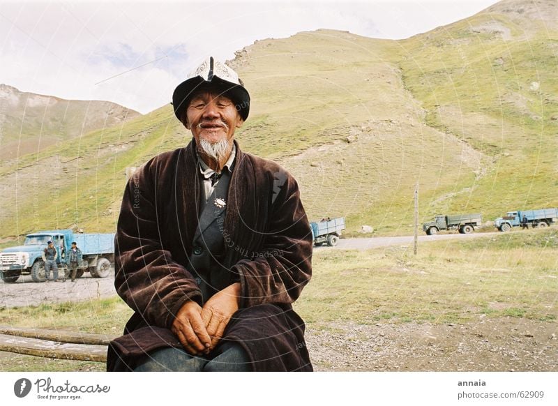 Gelassenheit Mann Asien Tadschikistan Grenze Bart Kirgisistan Mensch Porträt ruhig alt Berge u. Gebirge Außenaufnahme einheimisch Asiate Tracht Tradition