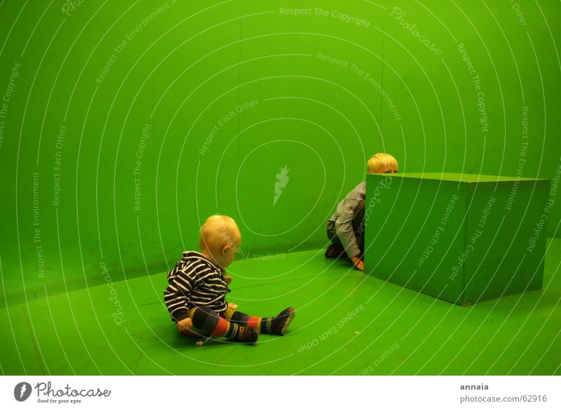 grüner salon Wohnzimmer Kind gestreift blond Experiment Neugier Raum Würfel cube child verstecken Versteck entdecken lernen