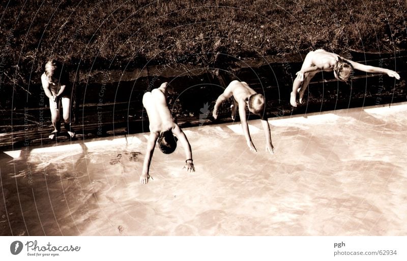 Auf die Plätze, fertig, los! Schwimmbad Junge nackt Kind auf die plätze Schicksal Sonne Schatten Rücken sprung ins wasser Hecht Sport
