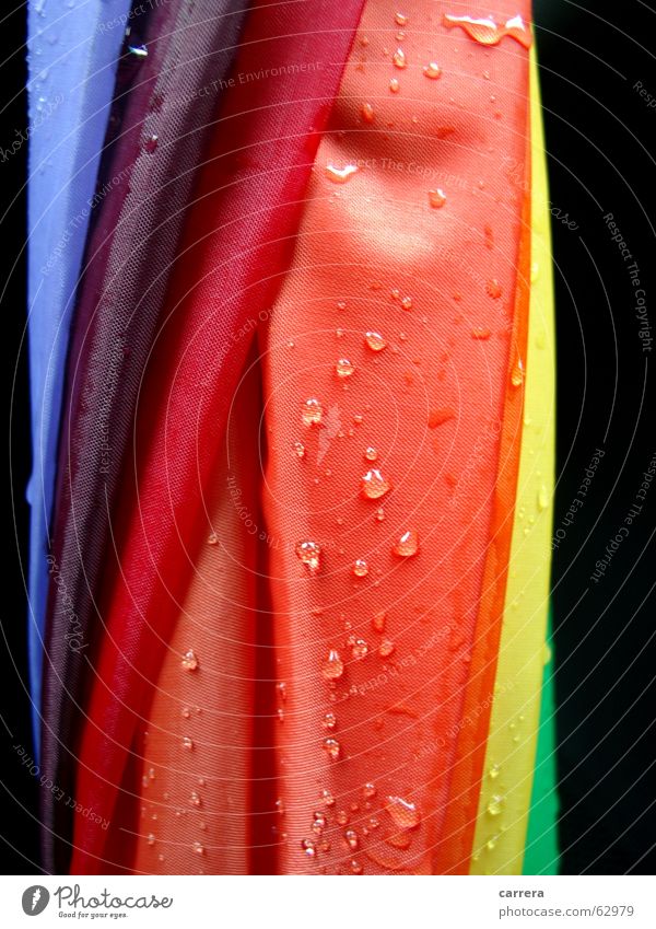 noch mehr Sauwetter Regenschirm rot nass mehrfarbig Stoff Textilien wasserdicht Herbst regendicht wetterfest knallig feucht Makroaufnahme Nahaufnahme Wetter