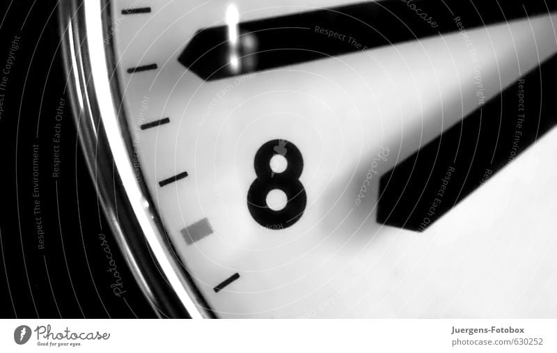 siebzehn vor acht Uhr Glas Ziffern & Zahlen warten ästhetisch authentisch kalt modern retro Geschwindigkeit schwarz weiß Vorfreude Pünktlichkeit Ausdauer