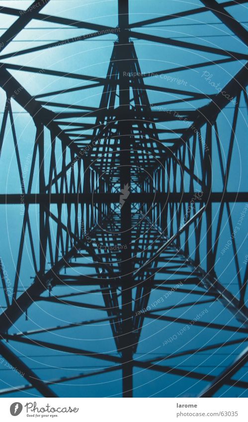 starkstrom Hochspannungsleitung Strommast Elektrizität Konstruktion Stahl Träger Geometrie Energiewirtschaft Strukturen & Formen Leitung Technik & Technologie