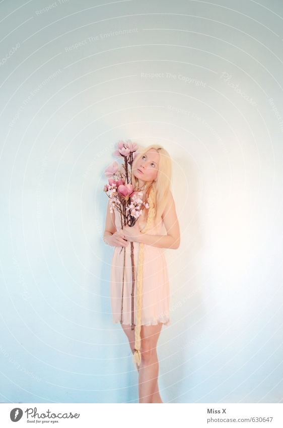 Frühlingsgefühle schön Valentinstag Mensch feminin Junge Frau Jugendliche 1 18-30 Jahre Erwachsene Blume Blüte Kleid blond langhaarig Zopf Blühend rosa Gefühle