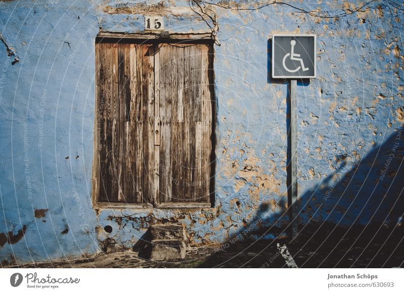 Diese Tür ist zu hoch für Rollstühle Teneriffa Dorf Kleinstadt Stadtrand Altstadt Haus Mauer Wand Zeichen Schilder & Markierungen Hinweisschild Warnschild