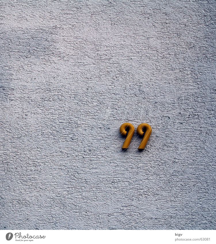 99 Hausnummer Ziffern & Zahlen Wand Route 66 weiß aufräumen Putz gold neunundneunzig Einsamkeit