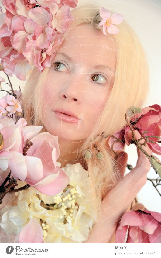 Rosarot schön Mensch feminin Junge Frau Jugendliche Gesicht 1 18-30 Jahre Erwachsene Natur Frühling Blume Blüte Accessoire Schmuck blond Blühend Duft Kitsch
