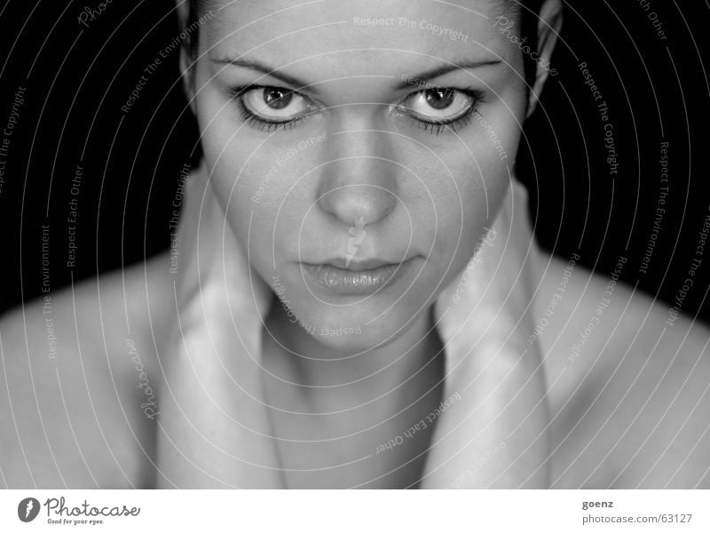 Symetrie Frau Model Beautyfotografie Kosmetik schwarz weiß babe Haare & Frisuren Wind Gesicht Auge Schwarzweißfoto symetrie