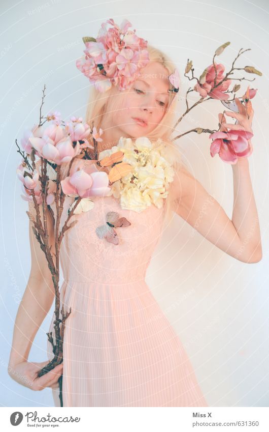der Tragödie letzter Teil schön Mensch Junge Frau Jugendliche 1 18-30 Jahre Erwachsene Pflanze Frühling Blume Blüte Kleid Accessoire blond feminin rosa Gefühle