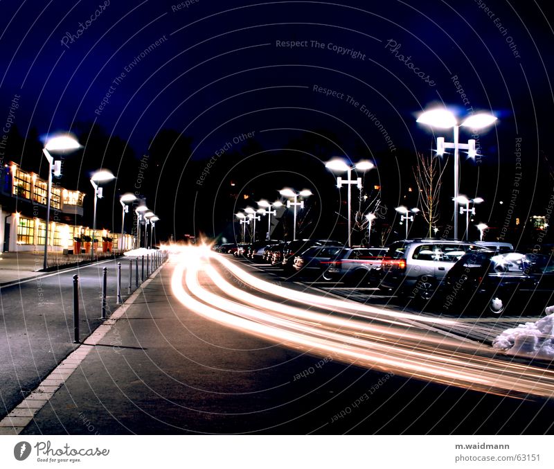 Wo ist mein Parkplatz? Lampe Verkehr fahren Langzeitbelichtung Nachtaufnahme Außenaufnahme dunkel PKW fahrzeuge Bewegung Scheinwerfer motion Licht