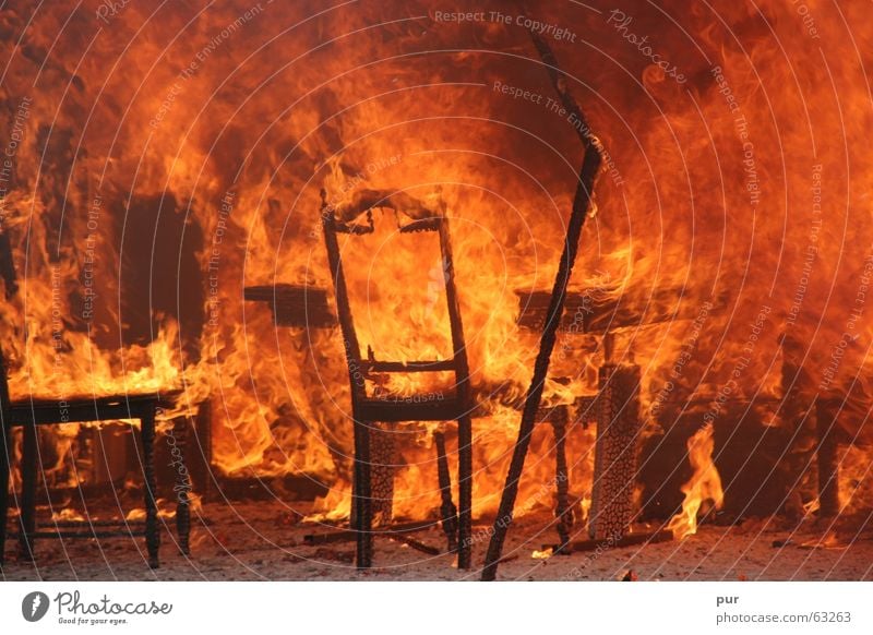 Feuerschaden heiß Spielen Desaster Physik Glut Scheiterhaufen brennen Hexenfeuer Freudenfeuer Krieg Trauer Ausbruch Feuerlöscher Feuerwehr Stuhl Brand