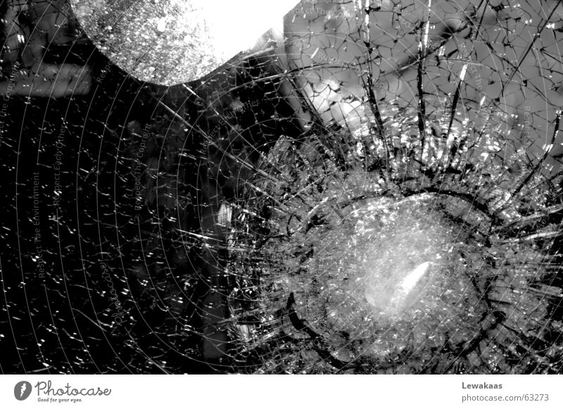 Sprünge zerbrechlich durchsichtig schwarz weiß Licht Schaufenster Nürnberg Zerstörung Splitter Scherbe Kriminalität Schmuck Ladengeschäft Hoffnung Glas