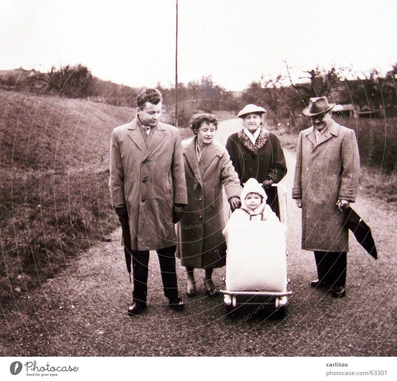 Familienfoto in entspannter Haltung Fünfziger Jahre Geborgenheit Mutter Familienausflug Kinderwagen nachkriegsgeneration nachkriegsdeutschland Glück Großeltern